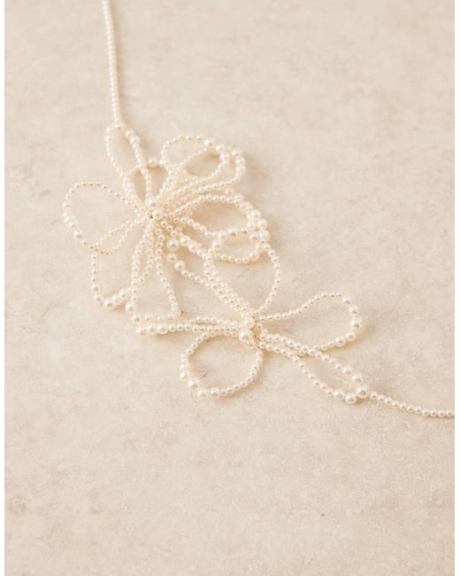 Collarino Con Perle Sintetiche E Fiori di ASOS in White