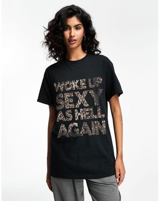 T-shirt oversize nera con scritta "woke up sexy" leopardata di ASOS in Black