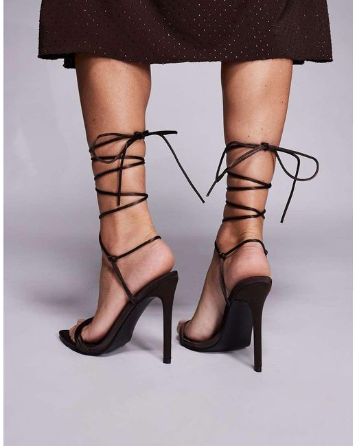Sandalias Marrones De Tacón Con Diseño Anudado A La Pierna Merlot De Public Desire de color White