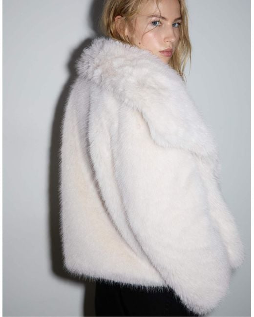 Veste courte en fausse fourrure - écru Stradivarius en coloris Natural