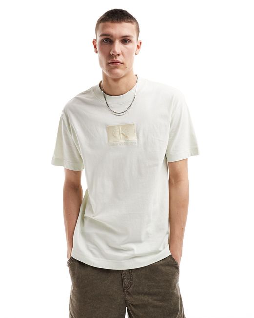 Camiseta color piedra con parche bordado Calvin Klein de hombre de color White