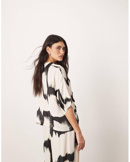 T-shirt oversize d'ensemble en satin à imprimé abstrait - noir et blanc ARRANGE en coloris Natural