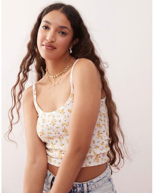 Miss Selfridge Natural – geripptes camisole-oberteil mit blümchenmuster und schleifenborte