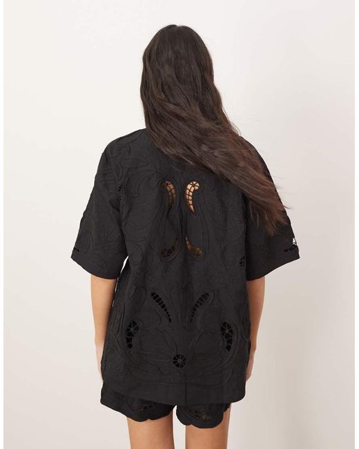 Camisa Negra De Manga Corta Con Lazada Delantera Y Diseño Bordado Calado De Algodón De (Parte De Un Conjunto) ARRANGE de color Black