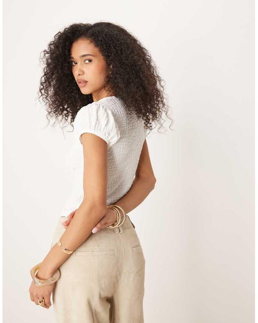 Top Estilo Babydoll Con Lazadas Delanteras De Tejido Texturizado De ASOS de color Natural