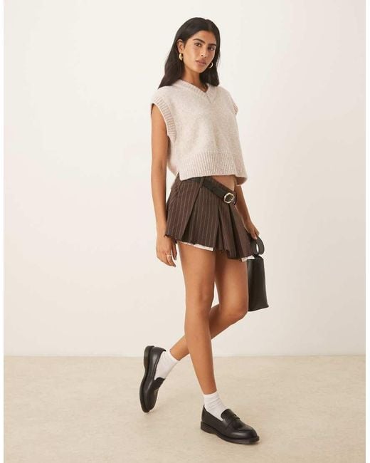 Top Senza Maniche Soffice Squadrato Con Scollo A V Color Avena di ASOS in Natural