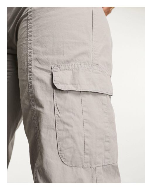 Pantaloni cargo multitasche grigi a vita medio bassa di Pull&Bear in White