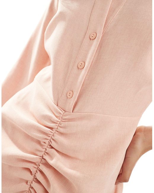 Vestito midi con gonna arricciata e bottoni sul davanti color visone di Closet in Pink