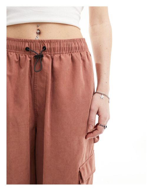 Pantaloni cargo chiaro con polsini regolabili di Santa Cruz in Orange