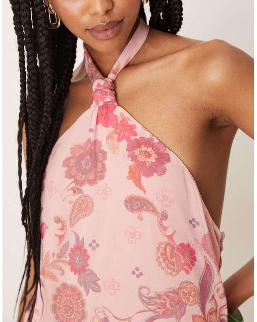 Vestido Corto Con Cuello Halter, Estampado Floral Y Volante En El Bajo De ASOS de color Pink