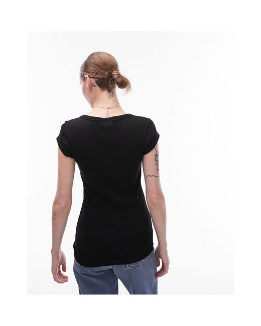T-shirt nera a coste con scollo rotondo e maniche ad aletta di TOPSHOP in Black