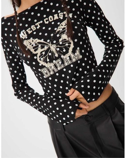 T-Shirt Nera A Pois Con Scollo A Barchetta E Stampa di Stradivarius in Black