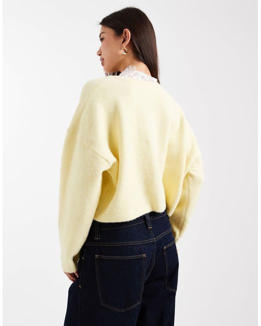 Pull col v bordé ASOS en coloris Yellow