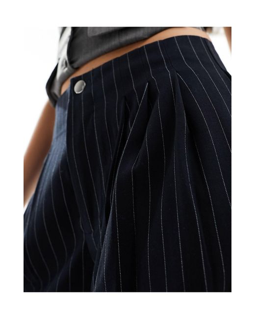 Pantaloni sartoriali con fondo ampio gessati con pieghe di Stradivarius in Blue