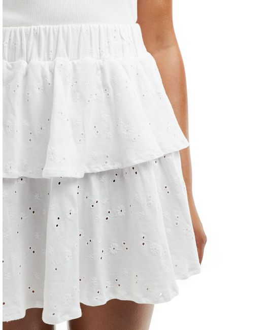 Mini-jupe à froufrous en broderie anglaise ASOS en coloris White