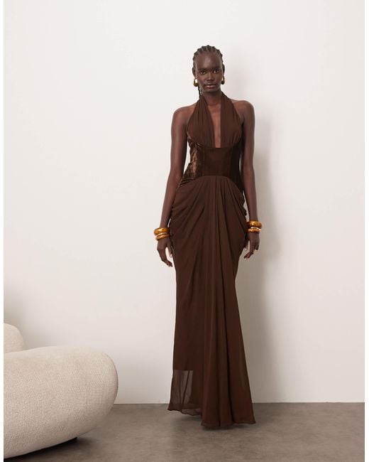 Robe dos nu longue et cintrée à la taille en velours avec traîne et décolleté plongeant - chocolat ARRANGE en coloris Brown