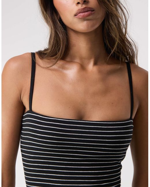 GOOD AMERICAN White – superelastisches mini-trägerkleid aus jersey mit klassischem streifenmuster
