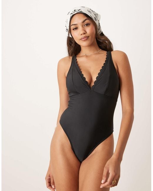 Poitrines généreuses - maillot 1 pièce à bords festonnés et décolleté plongeant Peek & Beau en coloris Black