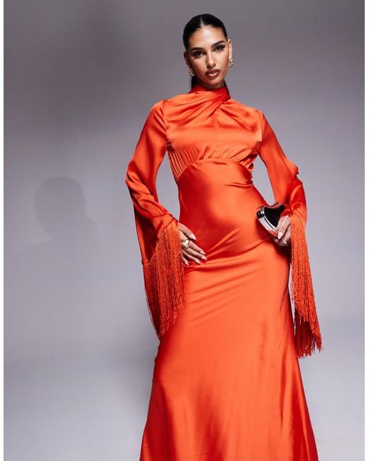 Robe longue coupée en biais en satin avec col drapé et manches frangées ASOS en coloris Orange