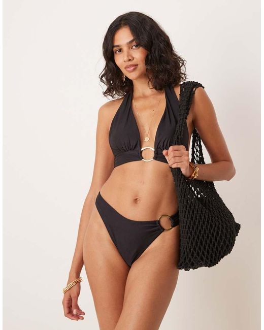 Tala Bikinibroekje Met Asymmetrische Gouden Ring in het Black