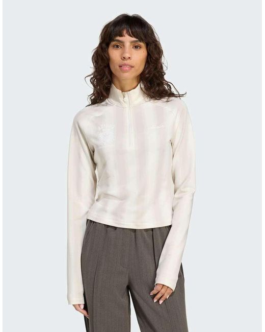 Top A Maniche Lunghe Sporco Con Zip Corta E Grafica Stile Calcio di Adidas Originals in White