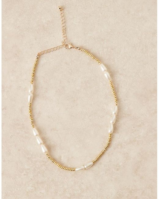 Collana Corta Dorata Spazzolata Con Perline E Perle Sintetiche di ASOS in Brown
