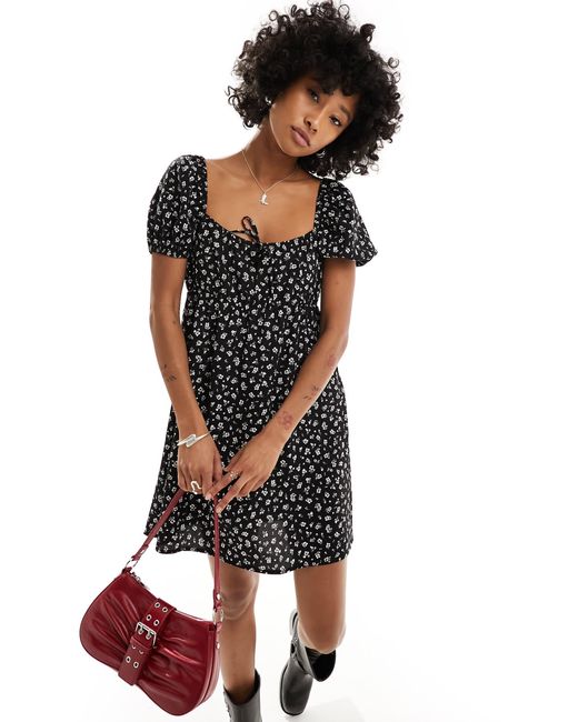 Robe courte avec manches bouffantes et détails froncés au dos Monki en coloris Black