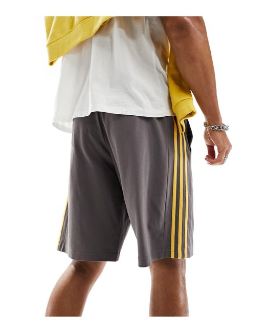 Pantalones cortos carbón con tres rayas Adidas Originals de hombre de color Gray