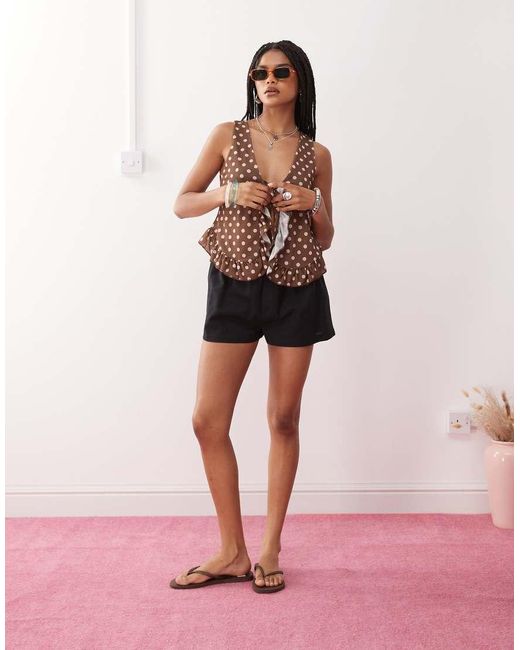 Blusa Chocolate Con Estampado De Lunares, Volantes Y Lazada Delantera De Bambula De Reclaimed (vintage) de color Brown
