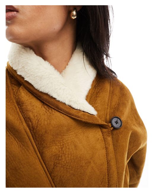 Manteau imitation daim avec détail en shearling - marron tabac Pull&Bear en coloris White