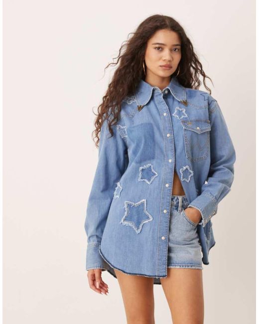 Camisa Vaquera Azul Con Aplicaciones De Estrella De X Lainey Wilson Wrangler de color Blue