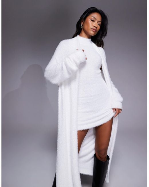 Gilet d'ensemble long en maille douce duveteuse Aria Cove en coloris White