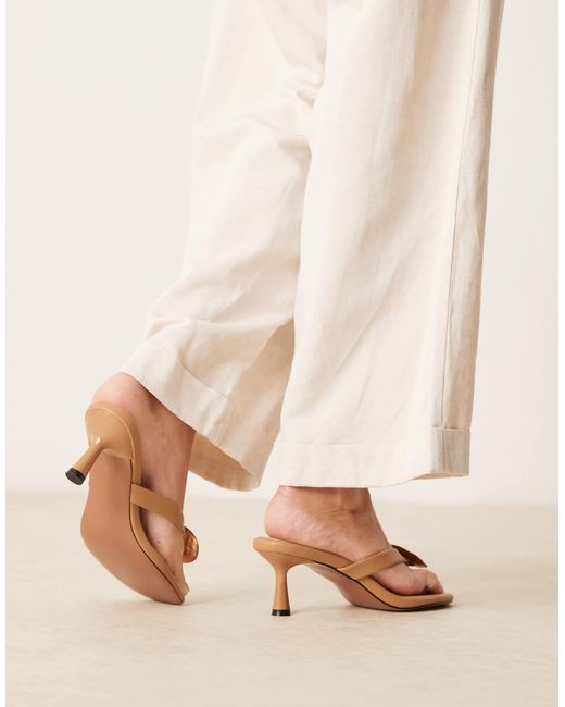 Heated - sandales à talon mi-haut avec entredoigt et détail métallique - camel ASOS en coloris Natural