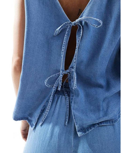 Top Azul Cambray Sin Mangas Con Lazada Delantera De (Parte De Un Conjunto) Vero Moda de color Blue