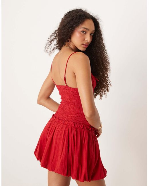 Str - robe courte froncée à ourlet style boule Stradivarius en coloris Red