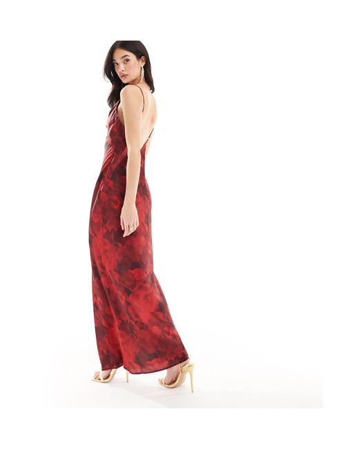 Keisha - robe longue à col bénitier - foncé fleuri Pretty Lavish en coloris Red