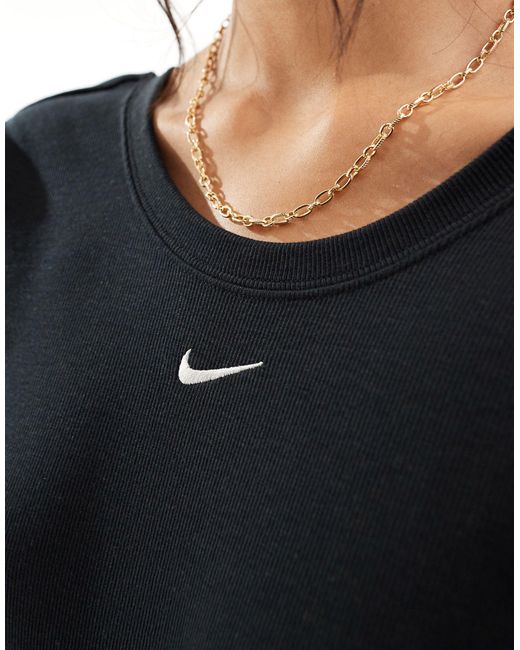 T-shirt nera a costine con scollo ampio sul retro di Nike in Blue