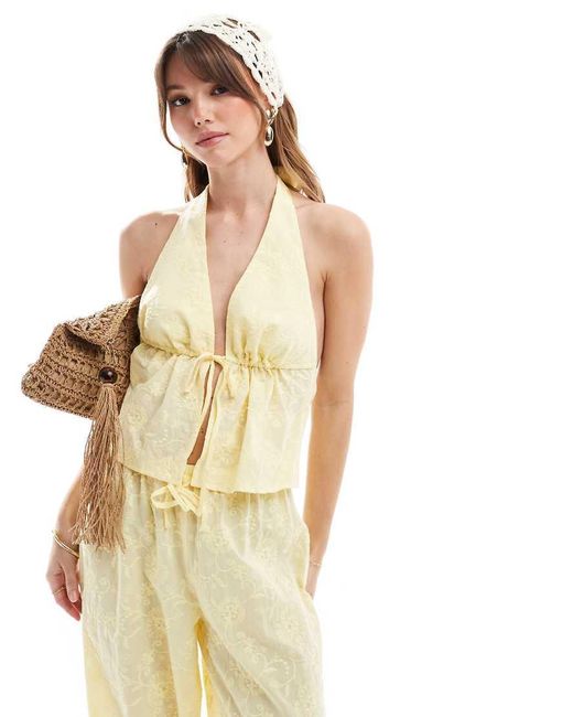 Top Playero Amarillo Con Cuello Halter, Lazada Delantera Y Diseño Bordado Exclusivo De (Parte De Un Conjunto) The Frolic de color Natural