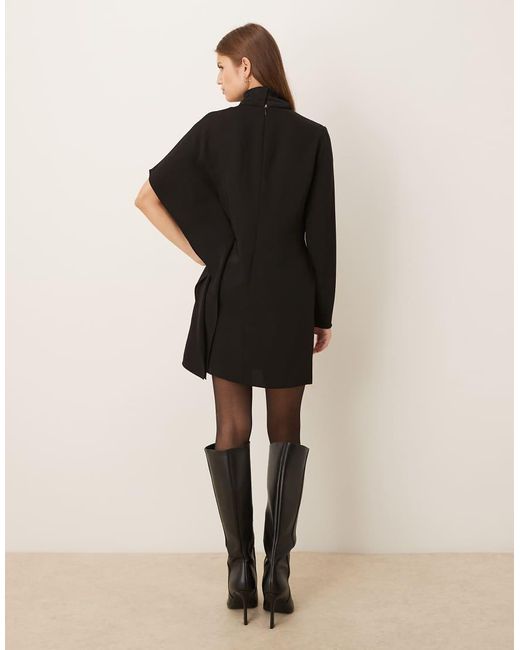 Mango Hoogsluitende Mini-Jurk Met Asymmetrische Mouwen in het Natural