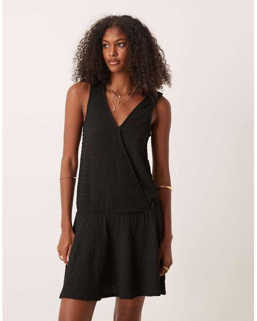 ASOS Mouwloze Mini Jurk Met V-Voorkant Met Overslag, Textuur En Verlaagde Taille in het Black