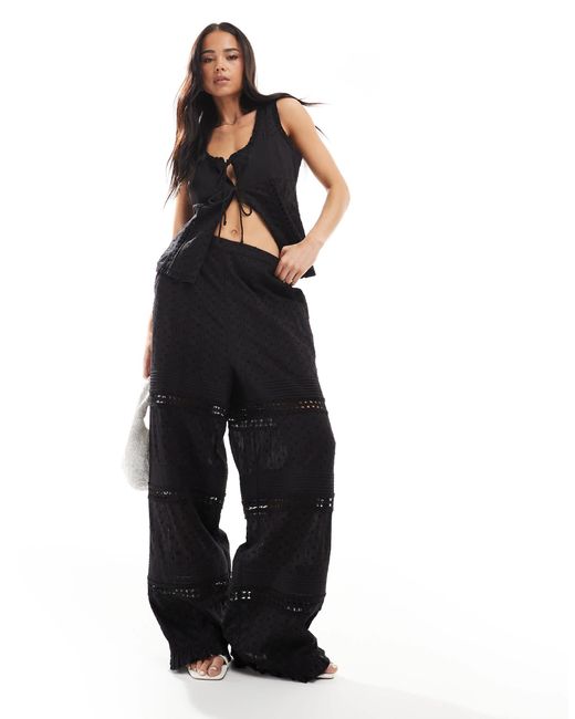 Pantalon d'ensemble en broderie anglaise effet coupé-cousu ASOS en coloris Blue