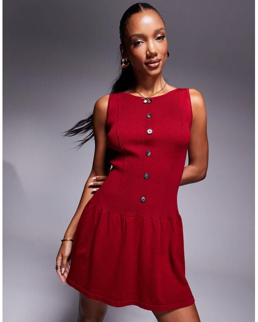 Exclusivité - - robe patineuse courte et sans manches en maille avec boutons à l'avant et encolure dégagée - cerise Kaiia en coloris Red