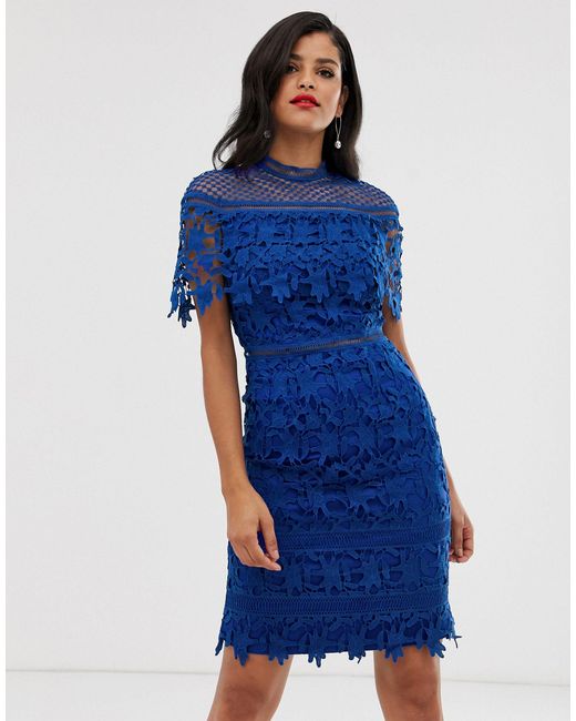 Chi Chi London Hoogsluitende Kanten Mini-jurk in het Blauw | Lyst NL
