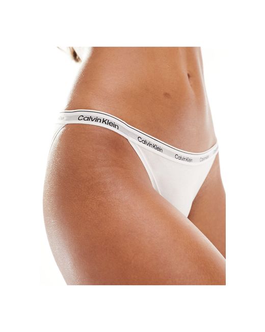 Modern - slip bikini stile tanga con logo di Calvin Klein in Brown