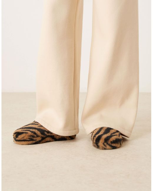 ASOS Natural – zina – hausschuhe mit tigerfellmuster und geschlossener zehenpartie
