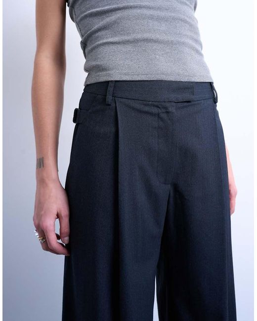 Pantaloni A Vita Bassa Blu Gessati A Righe Molto Sottili Con Fibbia di TOPSHOP in White