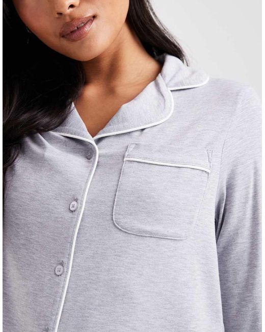 Pijama De Pantalones Y Camisa De Manga Larga Con Ribetes En Contraste De Tejido Supersuave De Asos Design Petite ASOS de color Gray