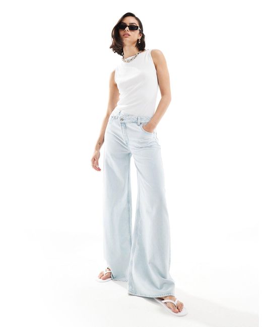 Jeans ampi morbidi lavaggio chiaro con vita incrociata di ASOS in White
