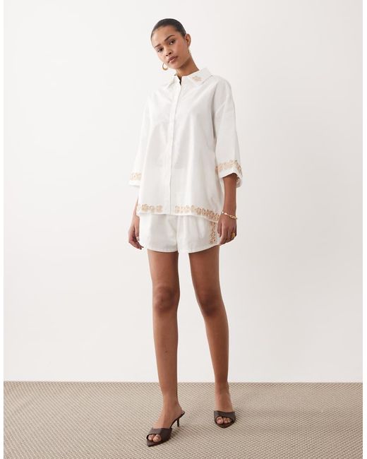 SNDY'S White Linen & Cotton Blend Flower Applique High Waisted Shorts
