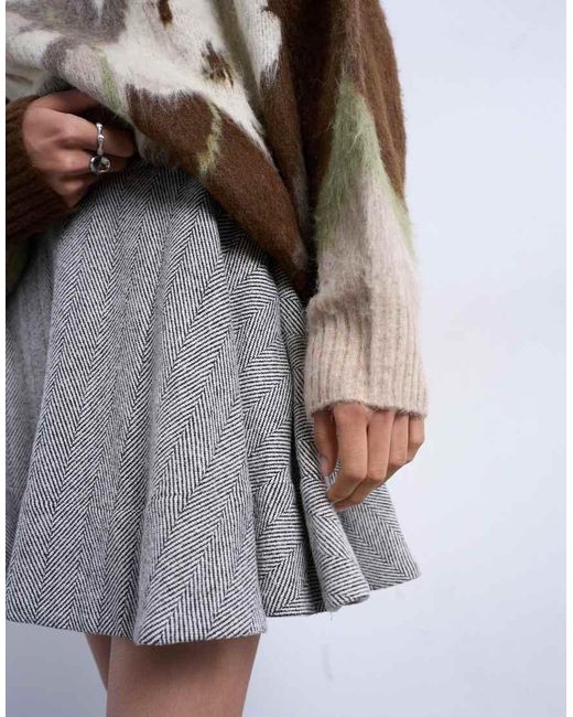 Minifalda Monocromática De Corte Acampanado Con Vuelo De Tejido De Espiga De TOPSHOP de color White